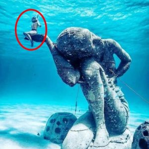 Descubriendo la Atlántida bajo las olas: la estatua submarina más grande del mundo se revela en las Bahamas.