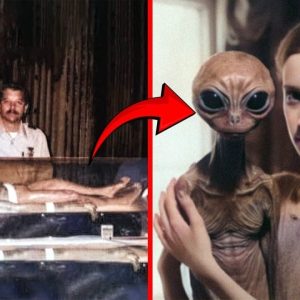 HOT NEWS: A recent discovery inside the Egyptian pyramid is shocking the world about an alien body in the glass chamber.