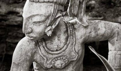 Desenterrando la estatua de un antiguo guerrero maya en la Riviera Maya, México.